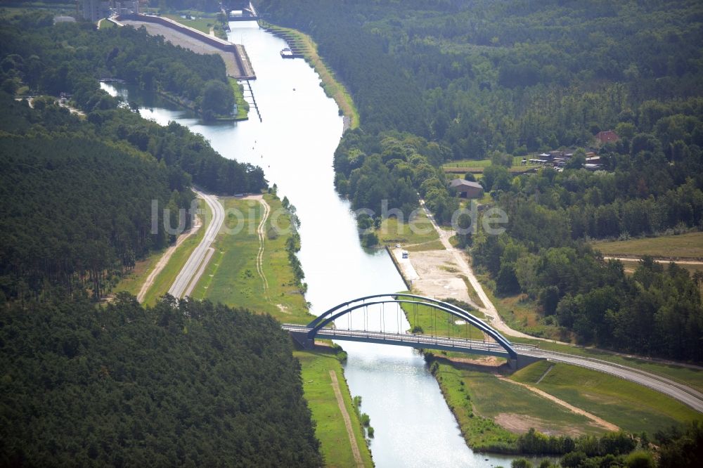 Luftaufnahme Chorin - Blaue Bogenbrücke über dem Oder-Havel-Kanal bei Chorin im Bundesland Brandenburg