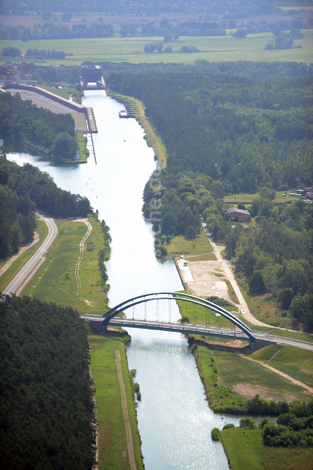 Chorin von oben - Blaue Bogenbrücke über dem Oder-Havel-Kanal bei Chorin im Bundesland Brandenburg