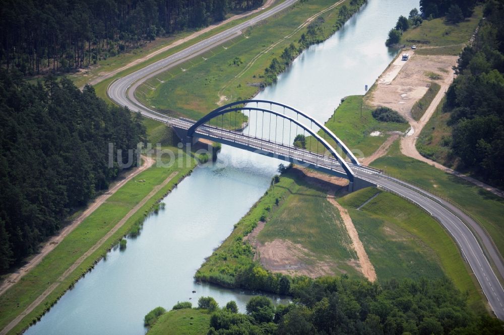 Chorin aus der Vogelperspektive: Blaue Bogenbrücke über dem Oder-Havel-Kanal bei Chorin im Bundesland Brandenburg