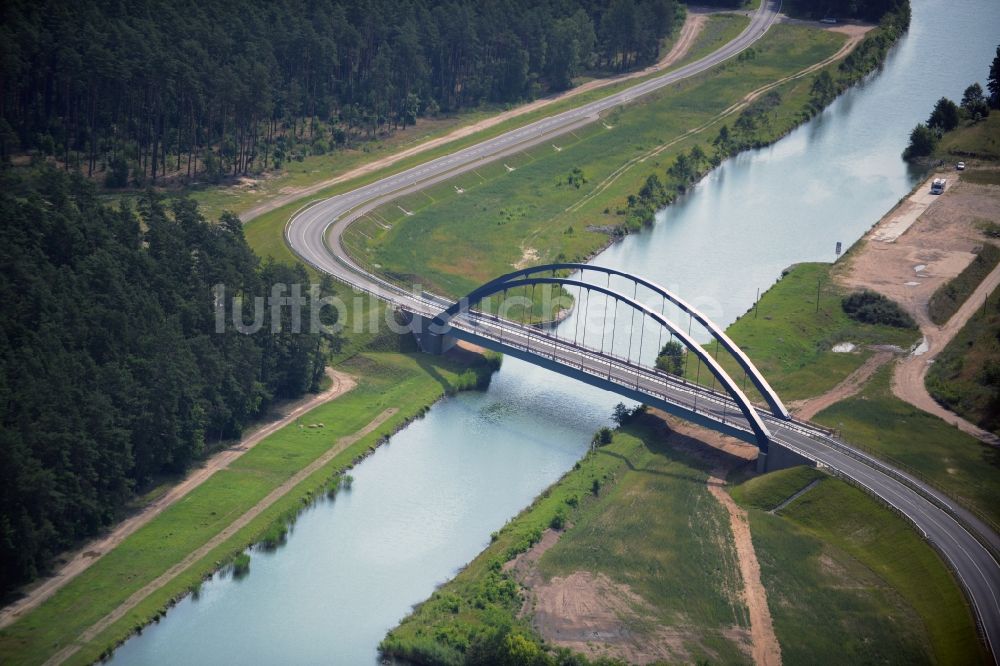 Luftbild Chorin - Blaue Bogenbrücke über dem Oder-Havel-Kanal bei Chorin im Bundesland Brandenburg