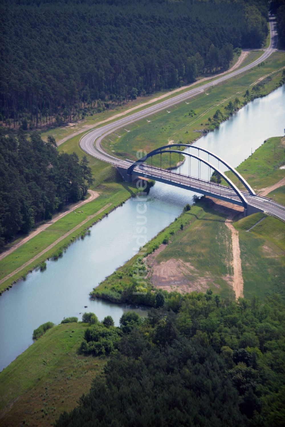 Luftaufnahme Chorin - Blaue Bogenbrücke über dem Oder-Havel-Kanal bei Chorin im Bundesland Brandenburg