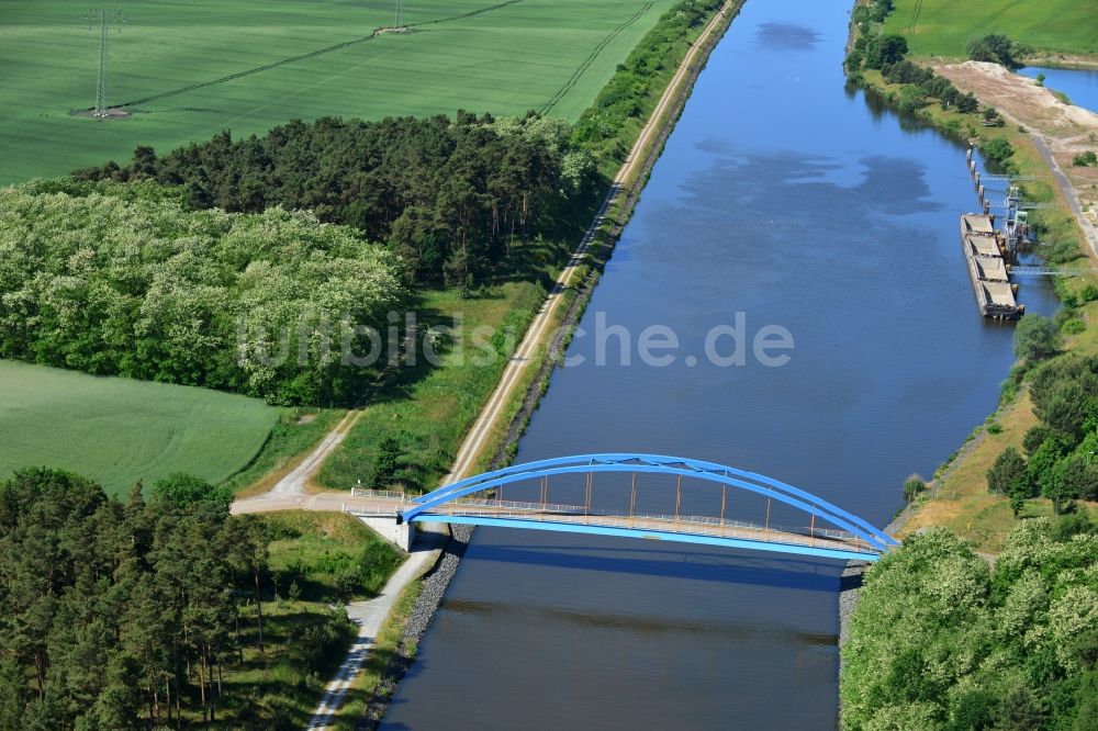 Luftbild Burg (bei Magdeburg) - Blaue Brücke über dem Elbe-Havel-Kanal am Niegripper Kieswerk im Westen von Burg (bei Magdeburg) im Bundesland Sachsen-Anhalt