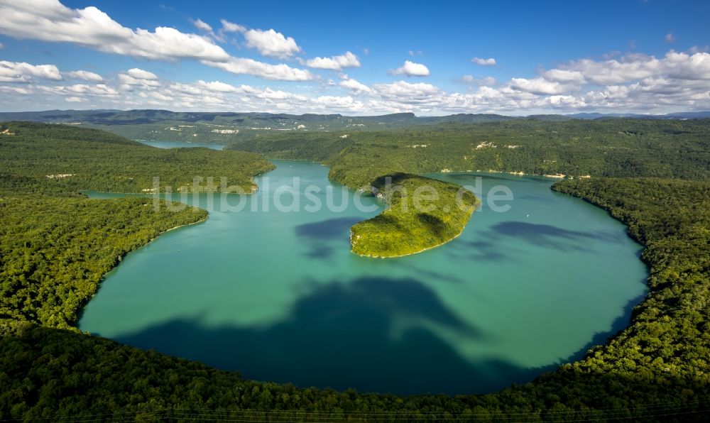 Lect aus der Vogelperspektive: Blaue Seenlandschaft in Lect in der Provinz Franche-Comté in Frankreich