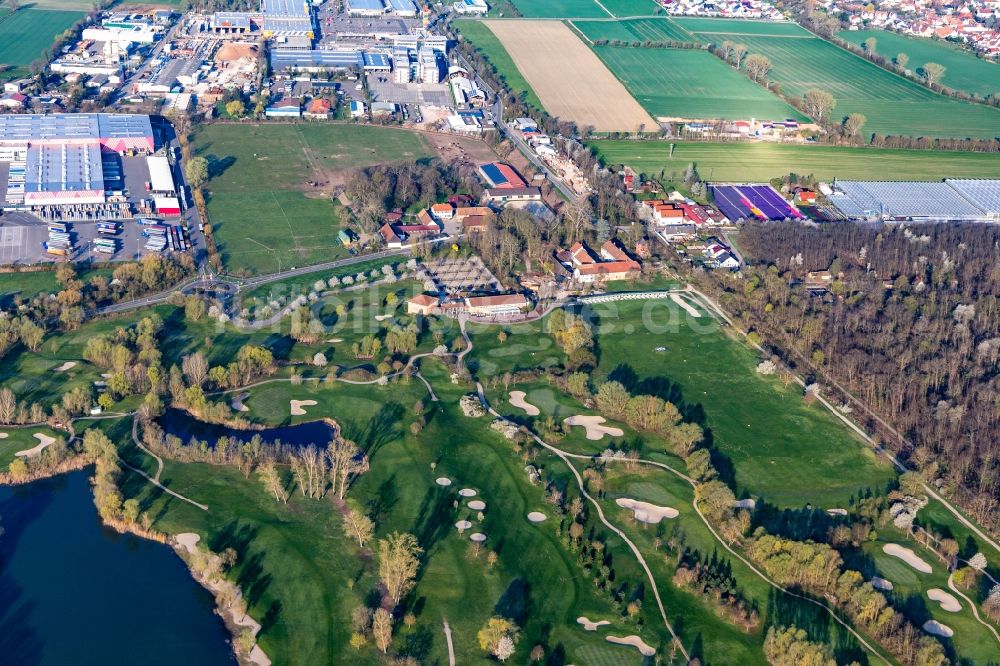 Essingen von oben - Blühende Bäume im Frühjahr auf der Golfanlage Landgut Dreihof - GOLF absolute in Essingen im Bundesland Rheinland-Pfalz