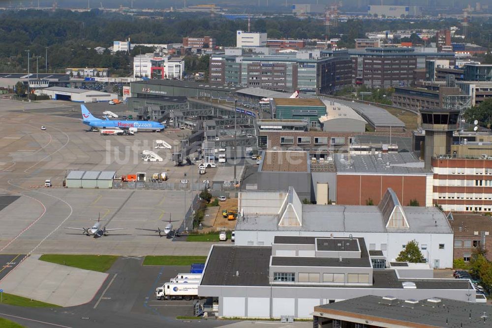 Luftaufnahme Bremen - Blick auf Abfertigungsgebäude auf dem Flughafen Bremen.