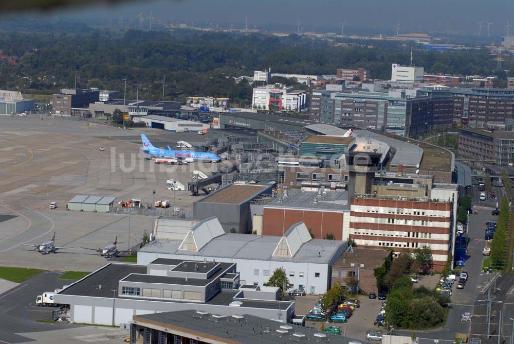 Bremen von oben - Blick auf Abfertigungsgebäude auf dem Flughafen Bremen.