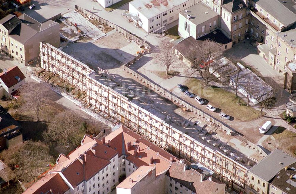 Luftaufnahme Potsdam - Blick auf die abgestützte, denkmalgeschützte Fassade des St