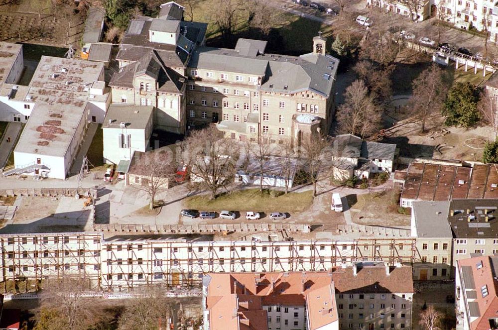 Potsdam aus der Vogelperspektive: Blick auf die abgestützte, denkmalgeschützte Fassade des St