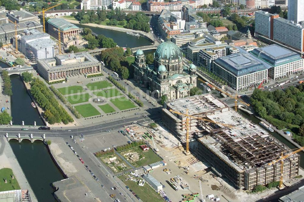 Luftaufnahme Berlin - Blick auf die Abrißarbeiten am Palast der Republik und die Rekonstruktions- und Umbauarbeiten an der Berliner Museumsinsel und das Bodemuseum.