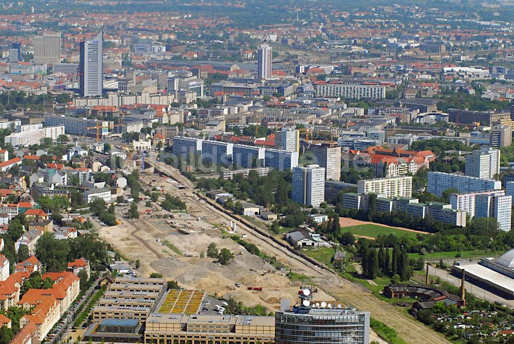 Luftaufnahme Leipzig - Blick auf die Abrissfläche der Gleisanlagen des Bayrischen Bahnhofs am Bayrischen Platz in Leipzig (Verschiebung des Portikus) und die Leipziger Innenstadt