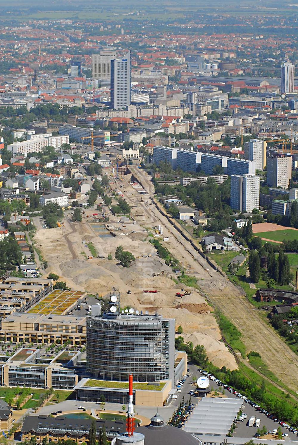 Leipzig aus der Vogelperspektive: Blick auf die Abrissfläche der Gleisanlagen des Bayrischen Bahnhofs am Bayrischen Platz und den Uniriesen in Leipzig (Verschiebung des Portikus)