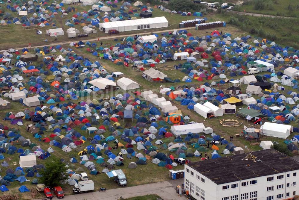 Luftaufnahme Rostock - Blick die Abschlußkundgebung am Rostocker Stadthafen anläßlich des G8-Gipfeltreffens