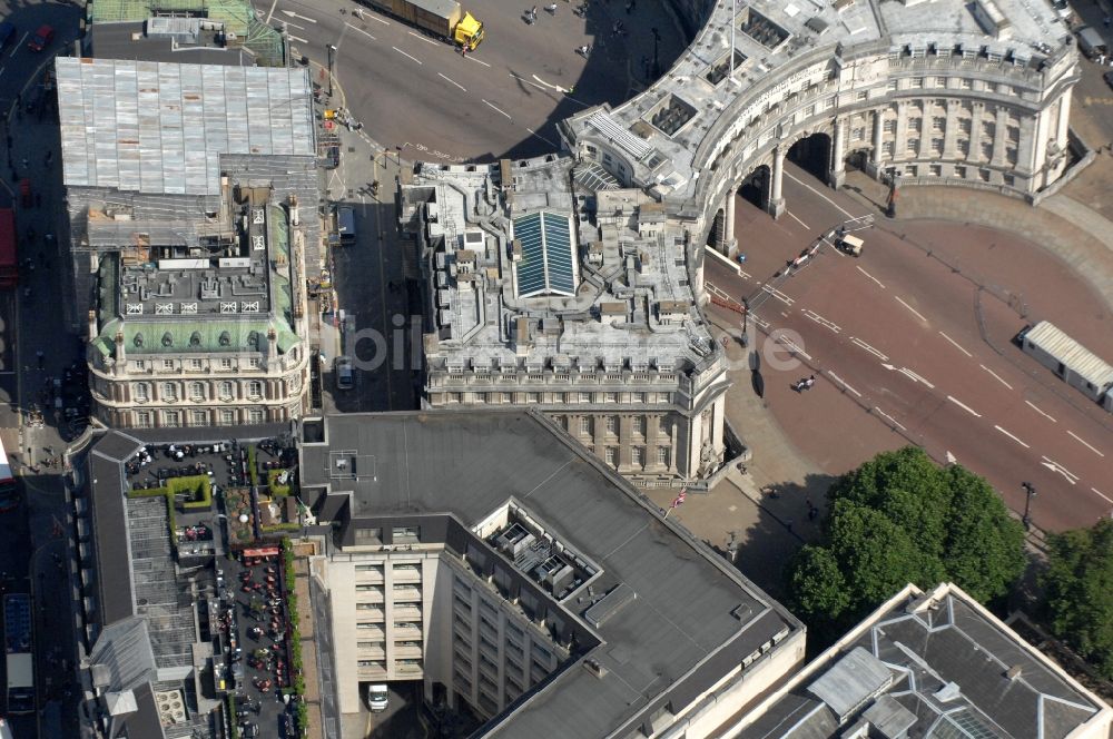 Luftbild London - Blick auf das Admiralitätsgebäude Admiralty Arch in London