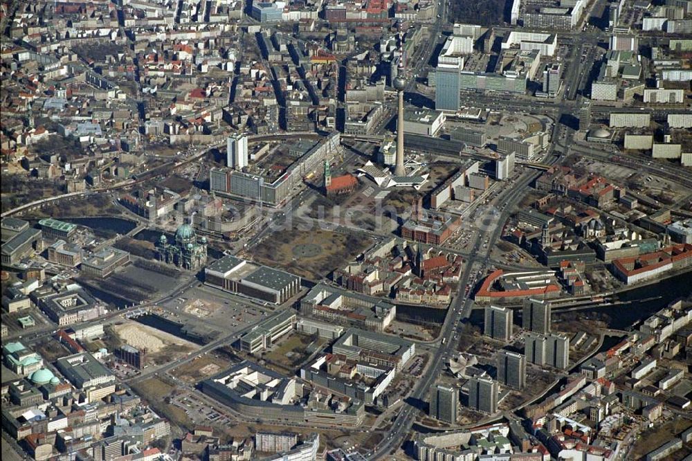 Berlin von oben - Blick auf den Alexanderplatz in Berlin-Mitte. 1995