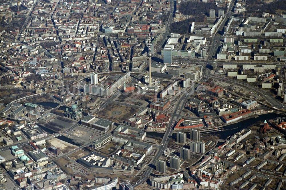 Luftaufnahme Berlin - Blick auf den Alexanderplatz in Berlin-Mitte. 1995