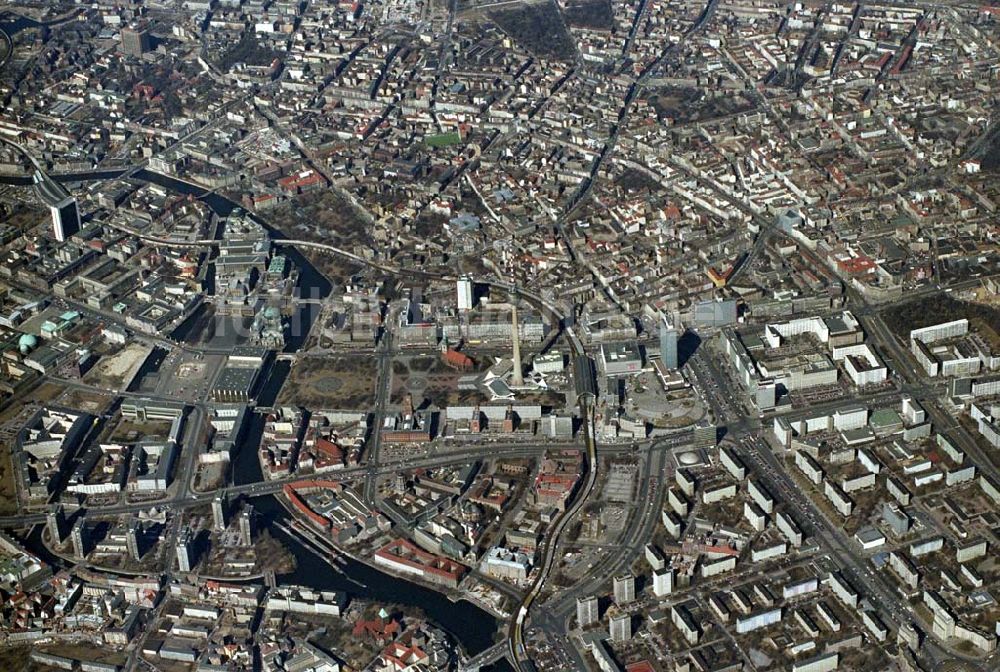 Berlin von oben - Blick auf den Alexanderplatz in Berlin-Mitte. 1995