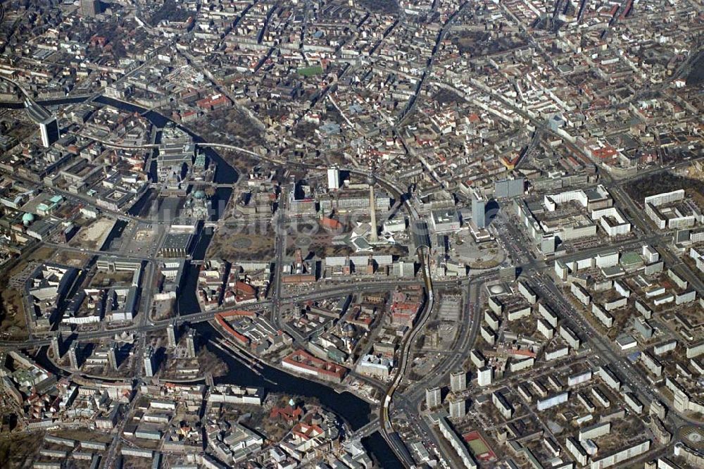 Berlin aus der Vogelperspektive: Blick auf den Alexanderplatz in Berlin-Mitte. 1995