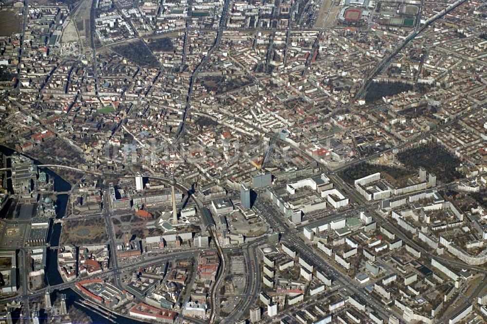 Luftbild Berlin - Blick auf den Alexanderplatz in Berlin-Mitte. 1995