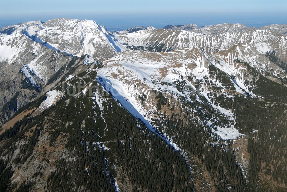 Linderhof von oben - Blick auf die Alpen bei Linderhof in Bayern