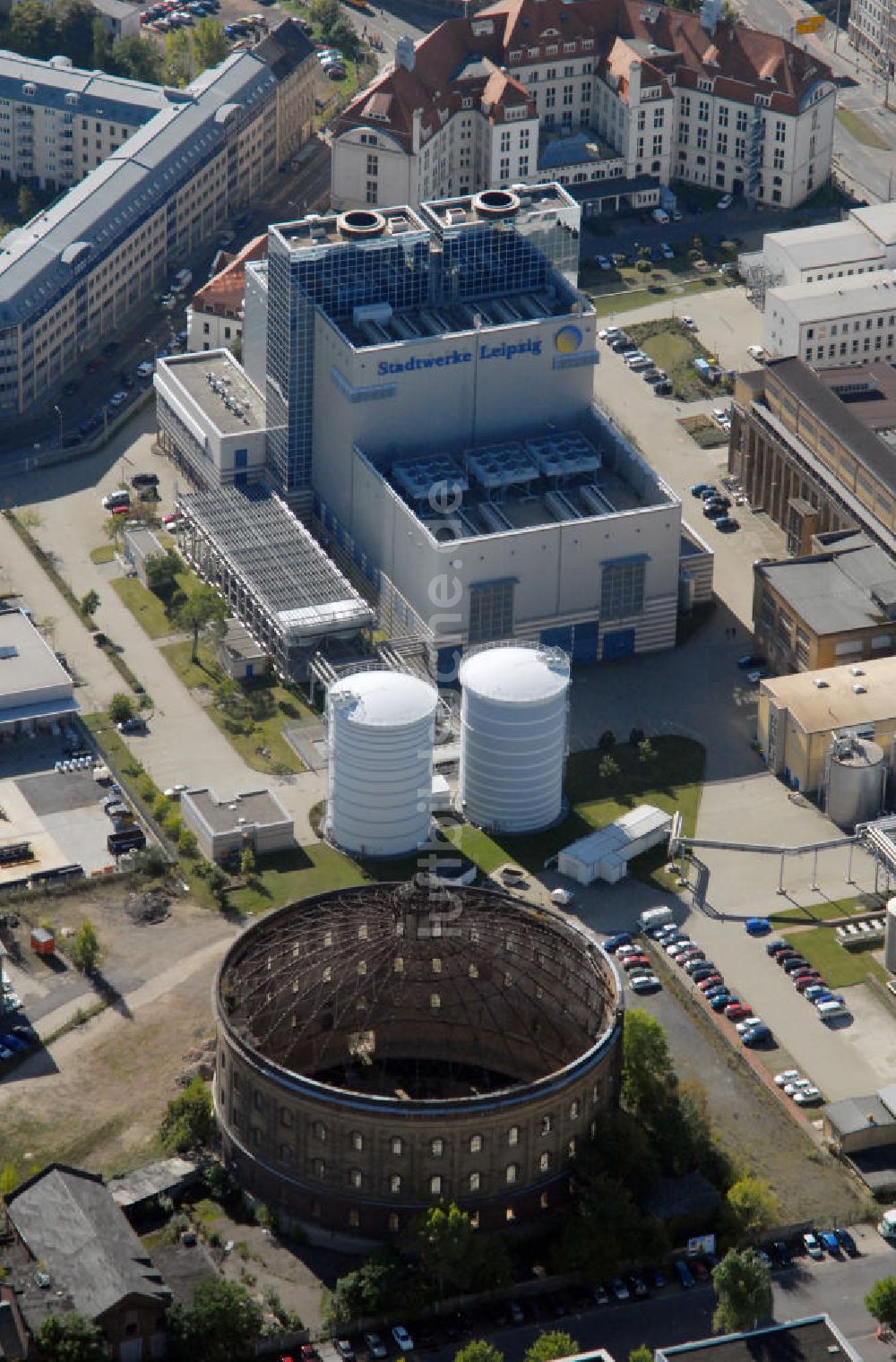 Luftaufnahme Leipzig - Blick auf das alte Gasometer in Leipzig nahe des Bahnhofs und die Städtischen Werke