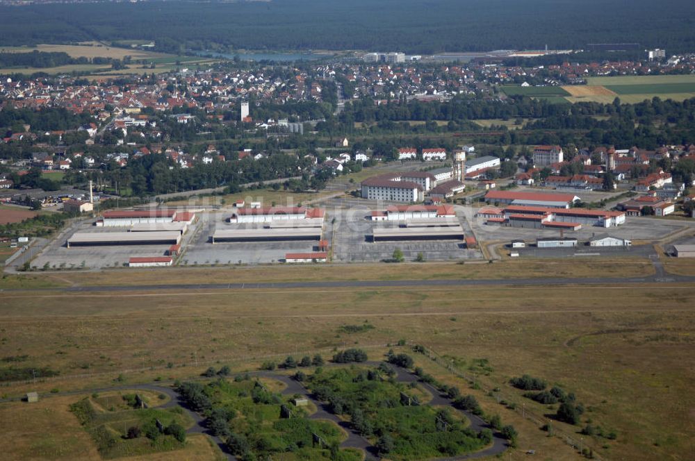 Luftaufnahme Babenhausen - Blick auf die alte Kaserne des US-Militärs mit Flugplatz in Babenhausen