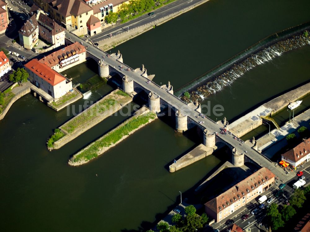 Würzburg aus der Vogelperspektive: Blick auf die Alte Mainbrücke über den Main in Würzburg im Bundesland Bayern