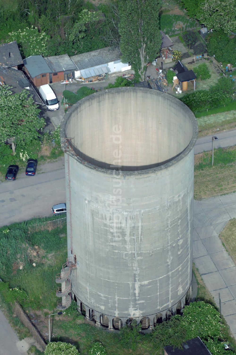 Luftbild DESSAU - Blick auf den alten, stillgelegten Kühlturm an der Taubenstrasse im Süden von Dessau.