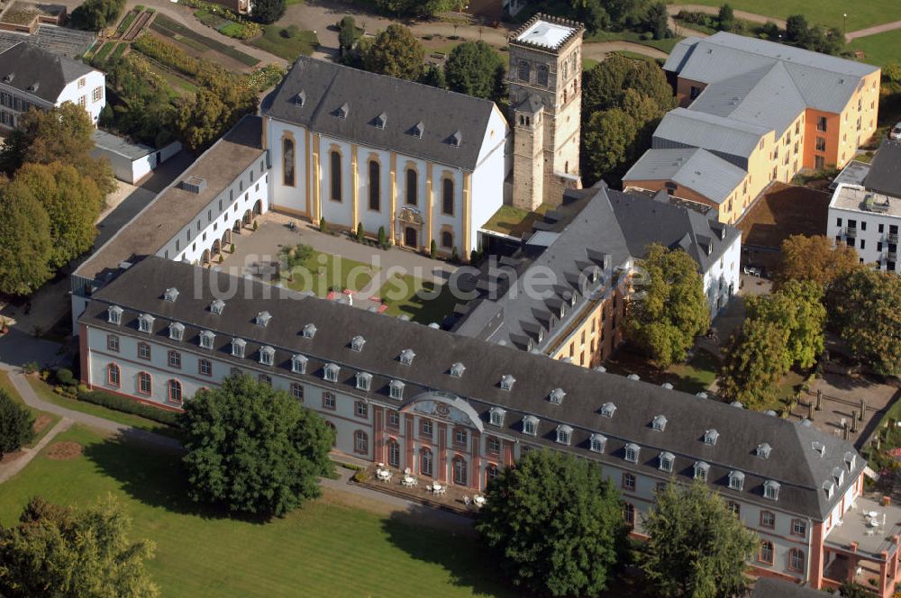 Trier von oben - Blick auf das Altenwohn- und Pflegeheim Stift St. Irminen mit Stiftskirche und den Willibrordstift auf dem Gelände der Vereinigten Hospitien in Trier