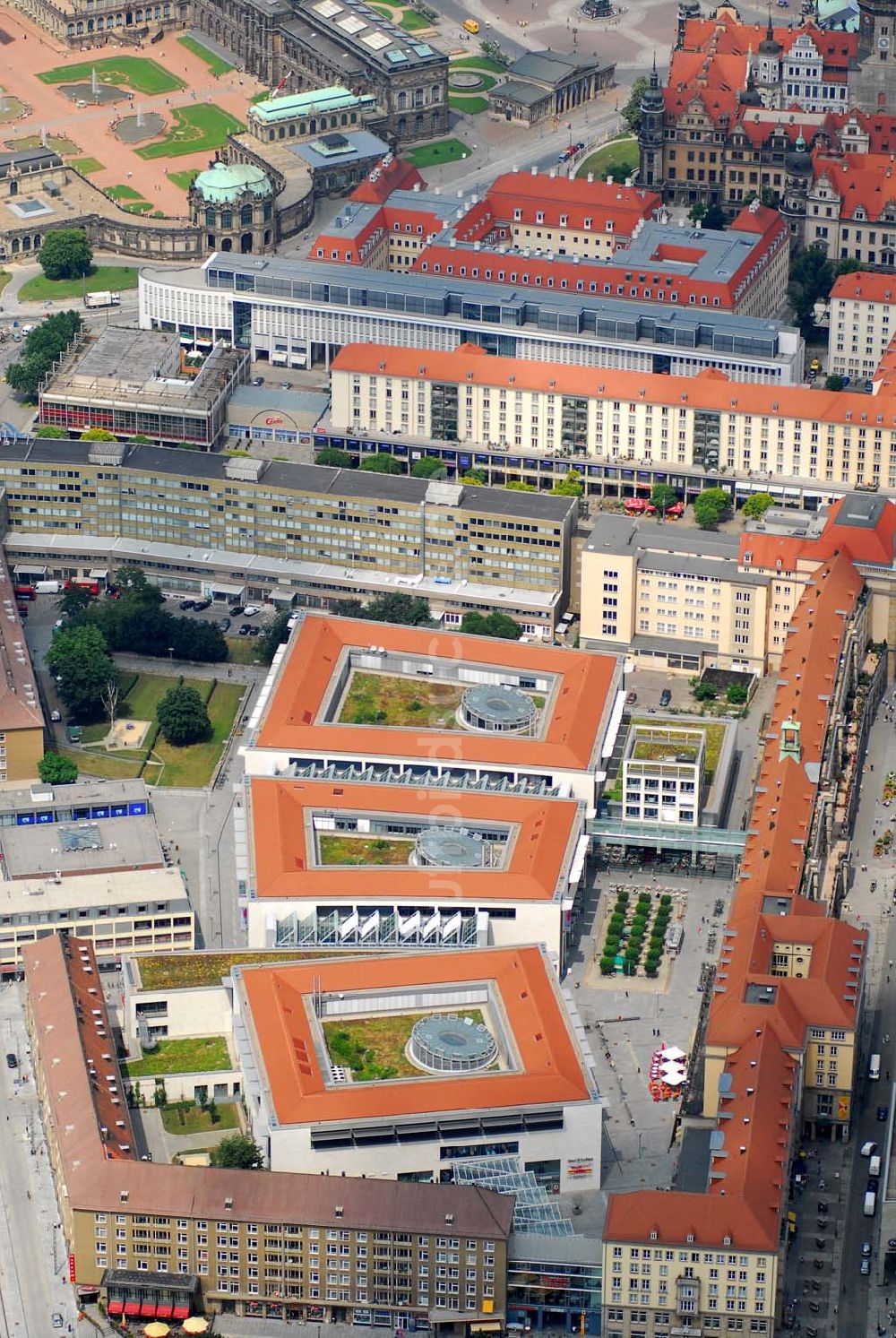 Luftaufnahme Dresden - Blick auf die Altmarkt-Galerie in der Dresdner Altstadt, im Hintergrund der Dresdener Zwinger