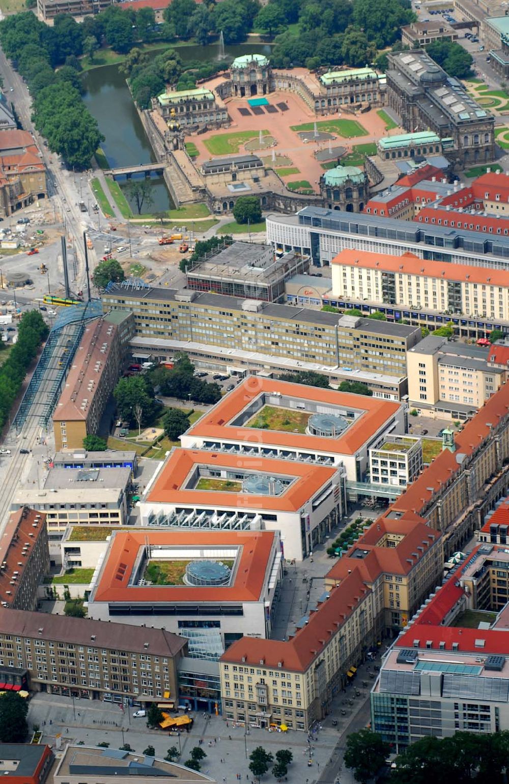 Dresden aus der Vogelperspektive: Blick auf die Altmarkt-Galerie in der Dresdner Altstadt, im Hintergrund der Dresdener Zwinger