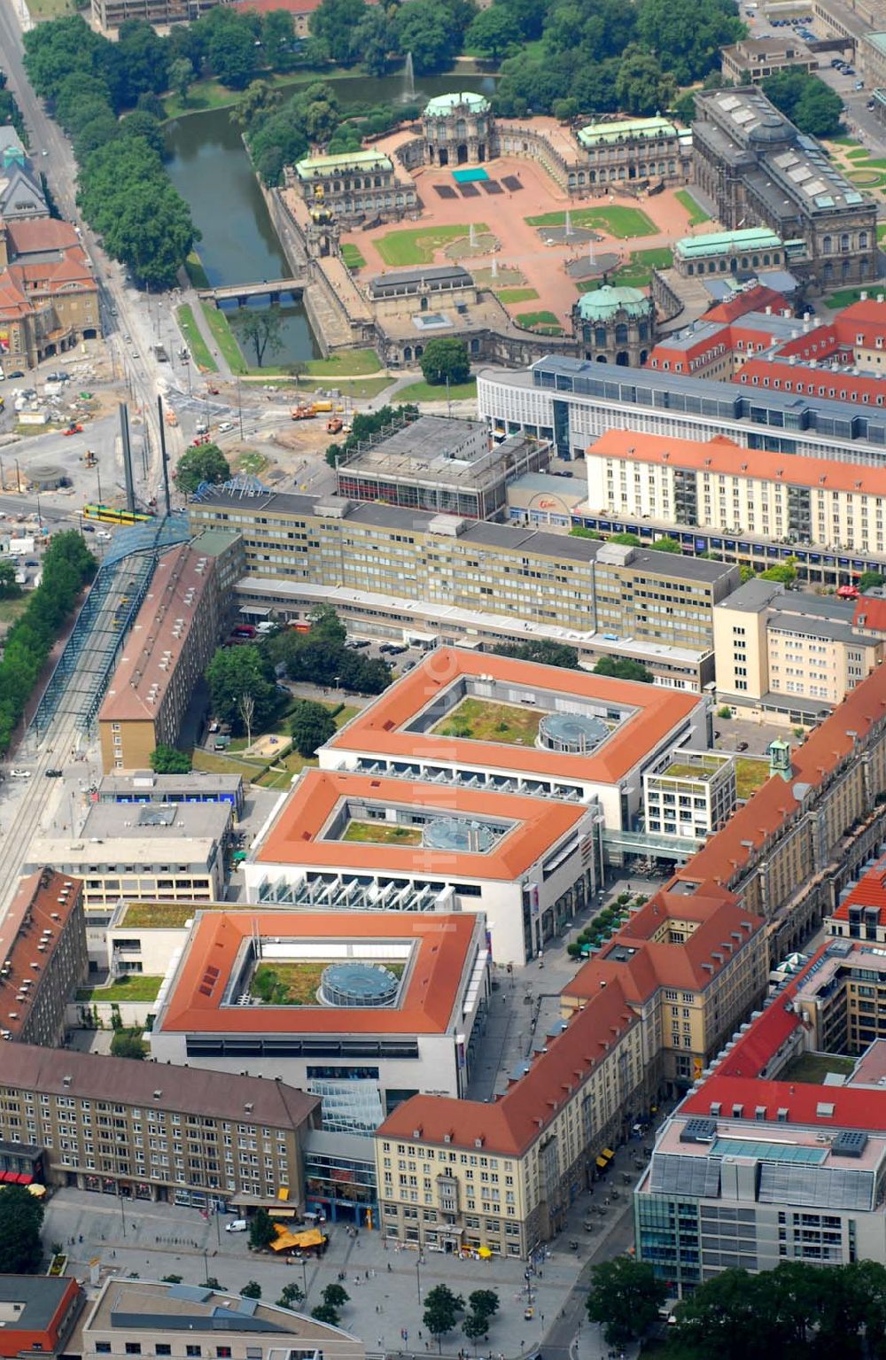 Luftbild Dresden - Blick auf die Altmarkt-Galerie in der Dresdner Altstadt, im Hintergrund der Dresdener Zwinger