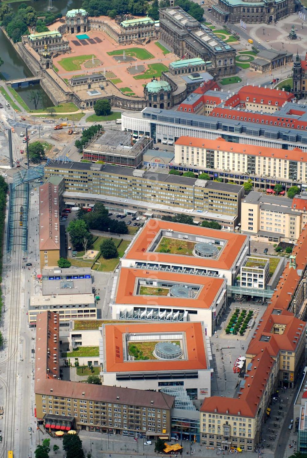 Luftbild Dresden - Blick auf die Altmarkt-Galerie in der Dresdner Altstadt, im Hintergrund der Dresdener Zwinger und die Semperoper