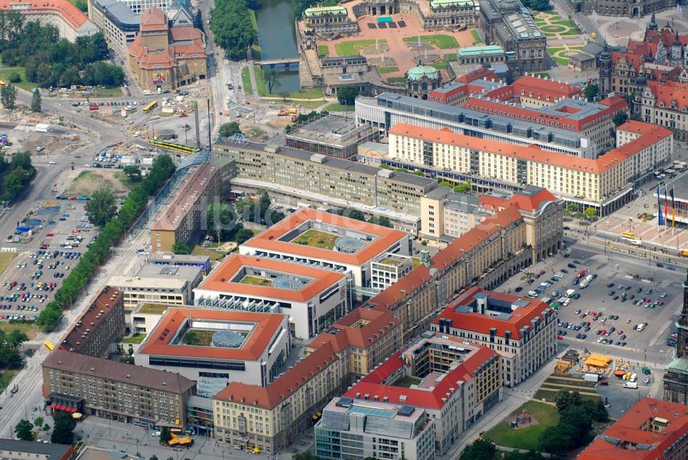 Luftaufnahme Dresden - Blick auf die Altmarkt-Galerie in der Dresdner Altstadt, im Hintergrund der Dresdener Zwinger und die Semperoper