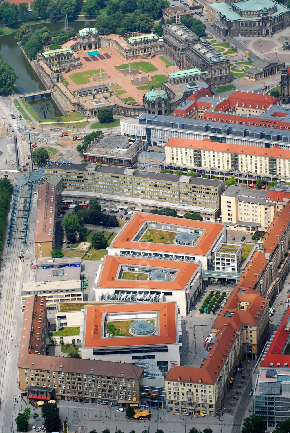 Dresden von oben - Blick auf die Altmarkt-Galerie in der Dresdner Altstadt, im Hintergrund der Dresdener Zwinger und die Semperoper