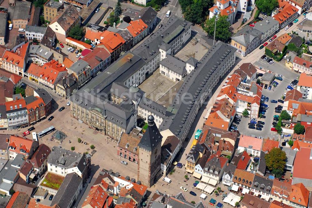 Speyer aus der Vogelperspektive: Blick auf das Altpörtel auf der Maximilianstraße in Speyer