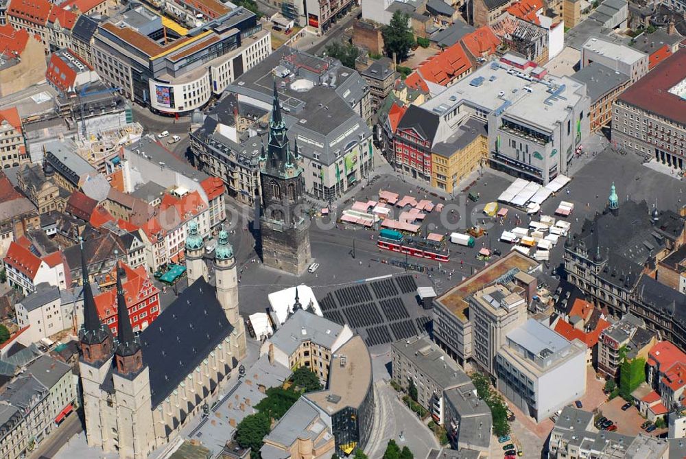 Luftbild Halle/Saale - Blick auf die Altstadt von Halle, zentral der Marktplatz mit dem Roten Turm und der Marienkirche