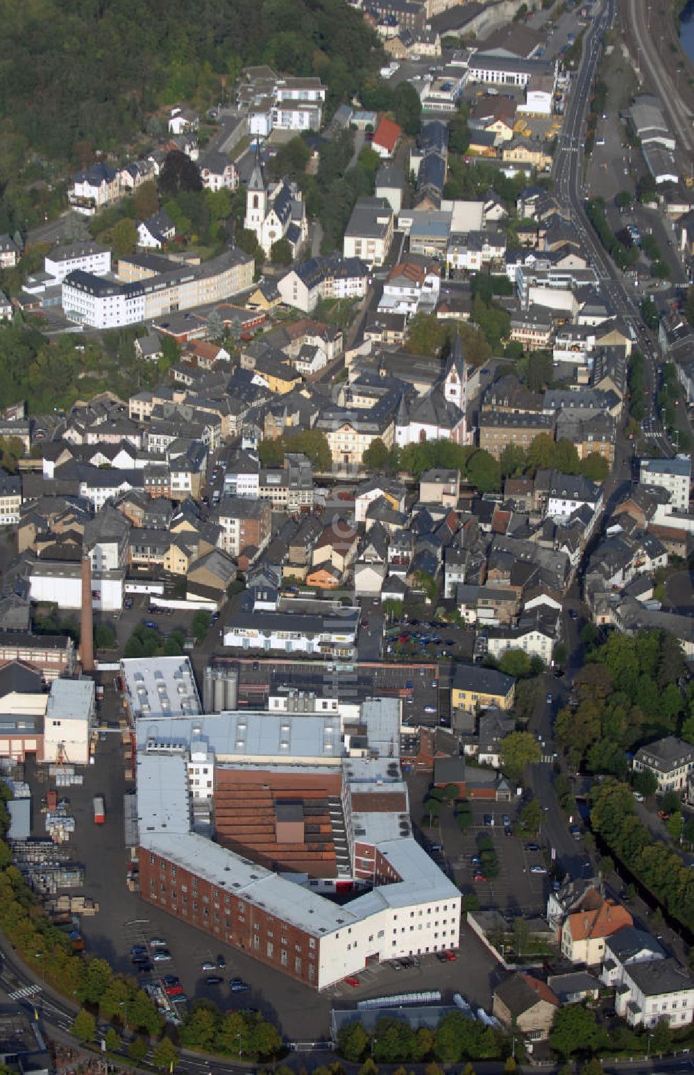 Luftbild Kirn - Blick auf die Altstadt Kirns im Landkreis Bad Kreuznach im Hunsrück und das Hauptlager des Kunststoffunternehmens Simona