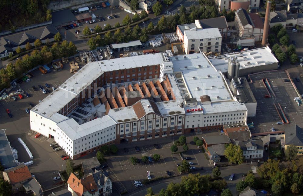 Luftaufnahme Kirn - Blick auf die Altstadt Kirns im Landkreis Bad Kreuznach im Hunsrück und das Hauptlager des Kunststoffunternehmens Simona