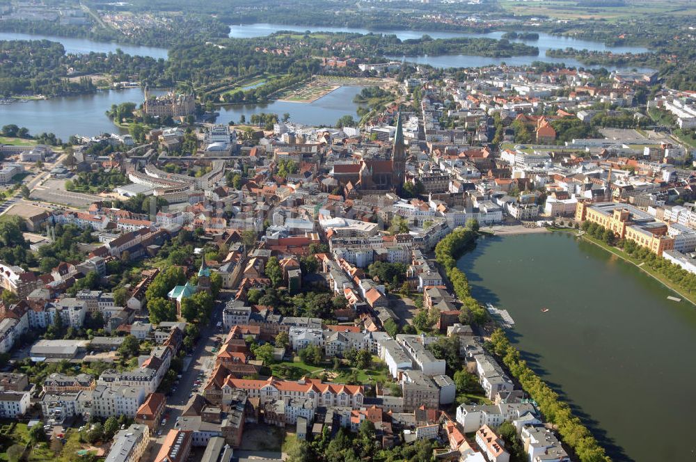 Luftbild Schwerin - Blick auf die Altstadt Schwerin rund um den Pfaffenteich