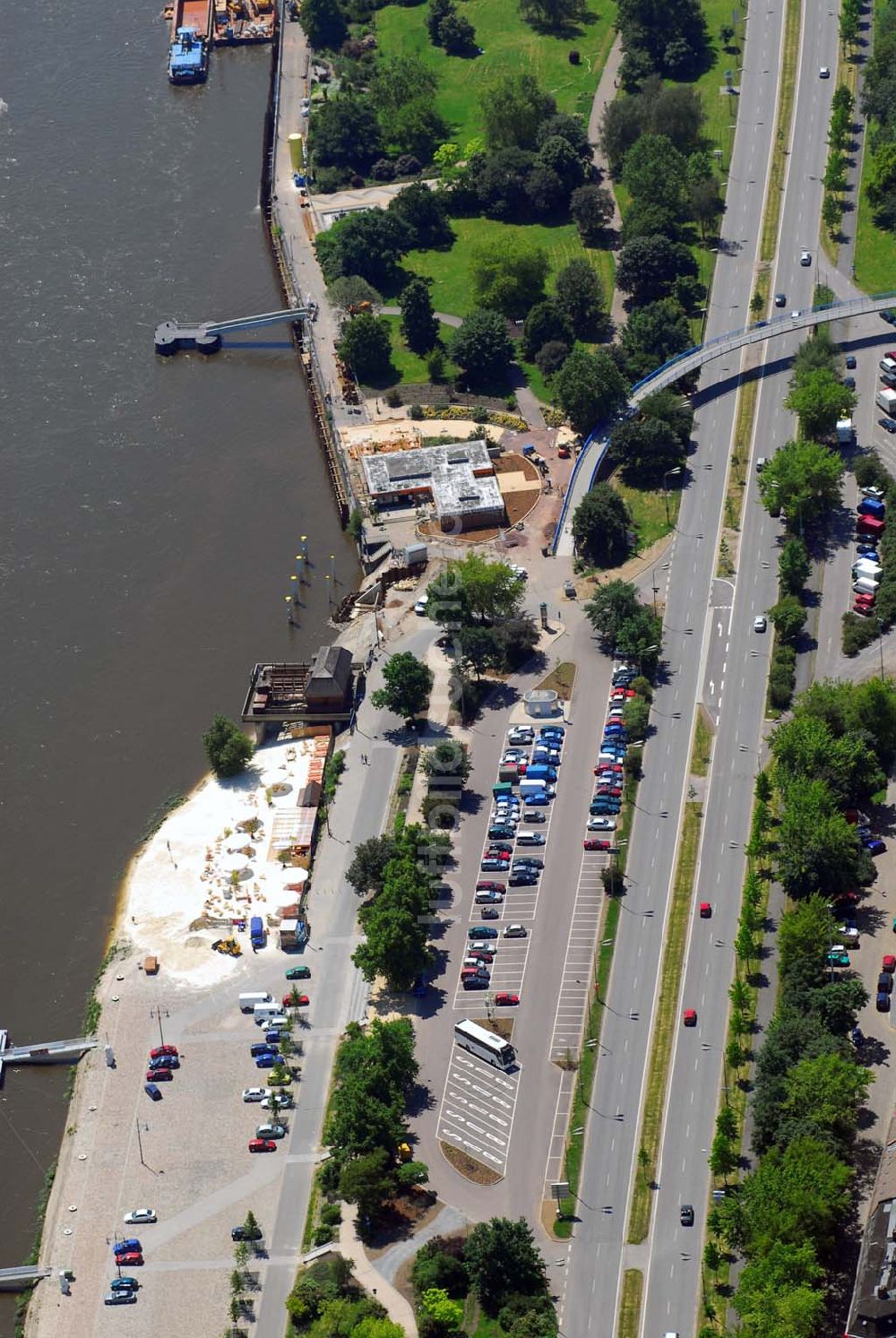 Magdeburg von oben - Blick auf die Anlegestelle Petriförder in Magdeburg