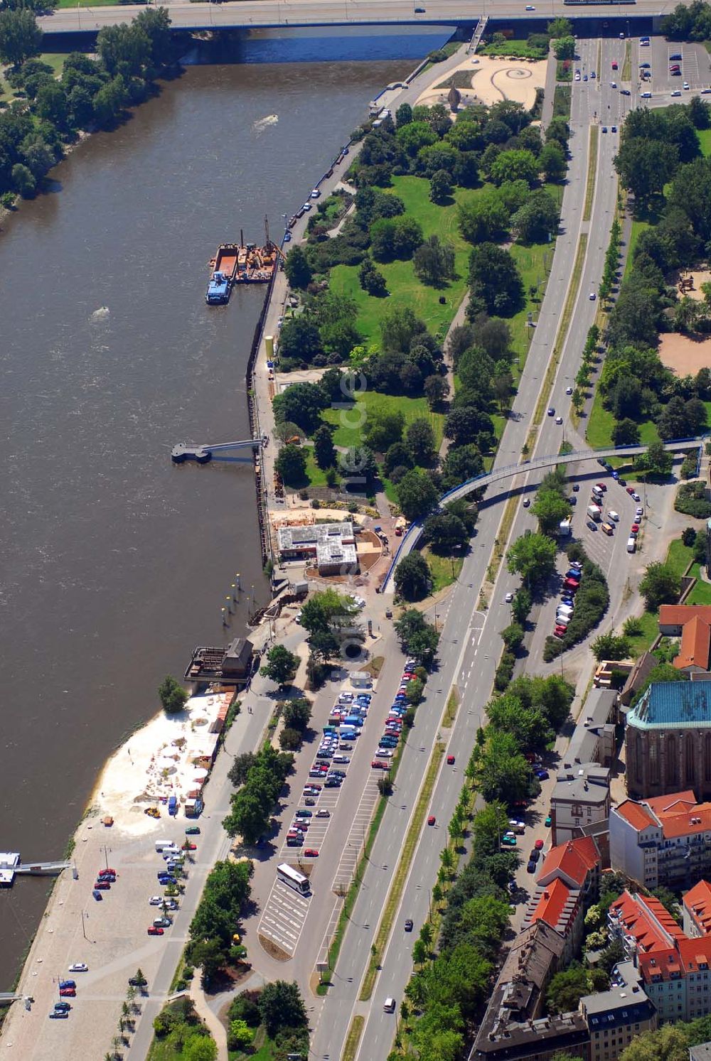 Magdeburg aus der Vogelperspektive: Blick auf die Anlegestelle Petriförder in Magdeburg