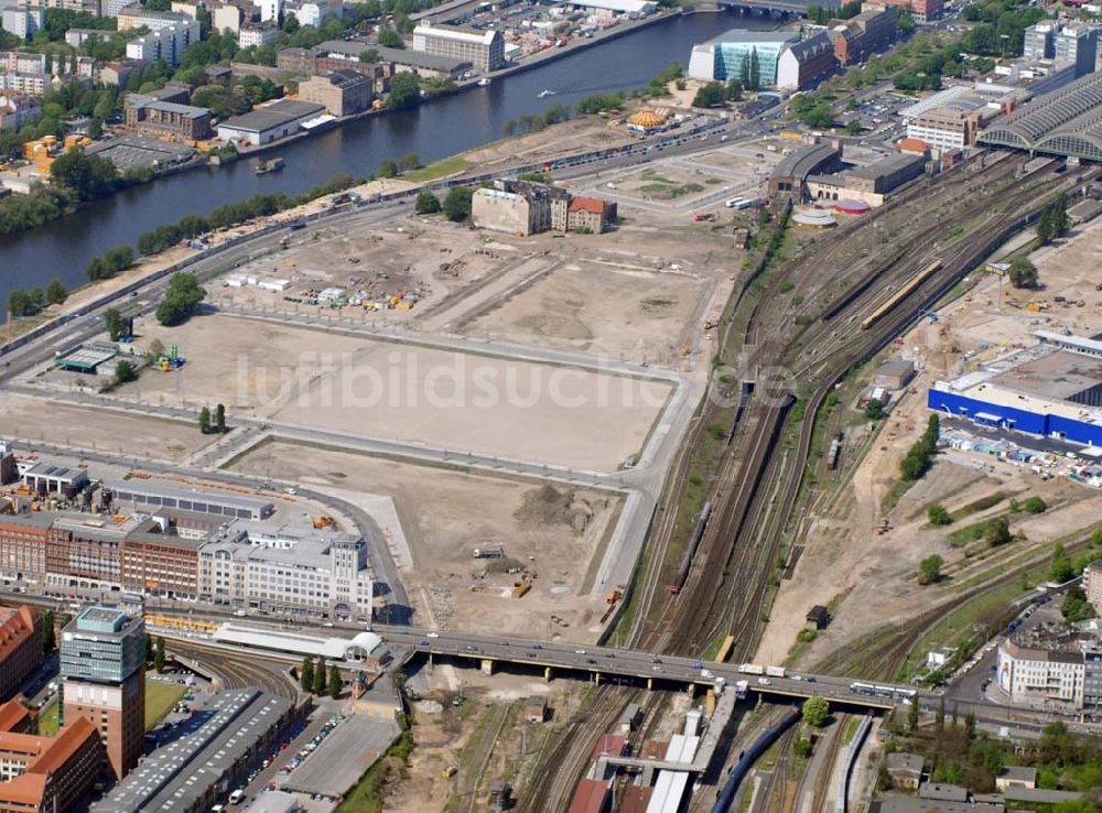 Berlin von oben - Blick auf das Areal der Baustelle der amerikanischen Anschutz Entertainment Group (AEG) in Berlin