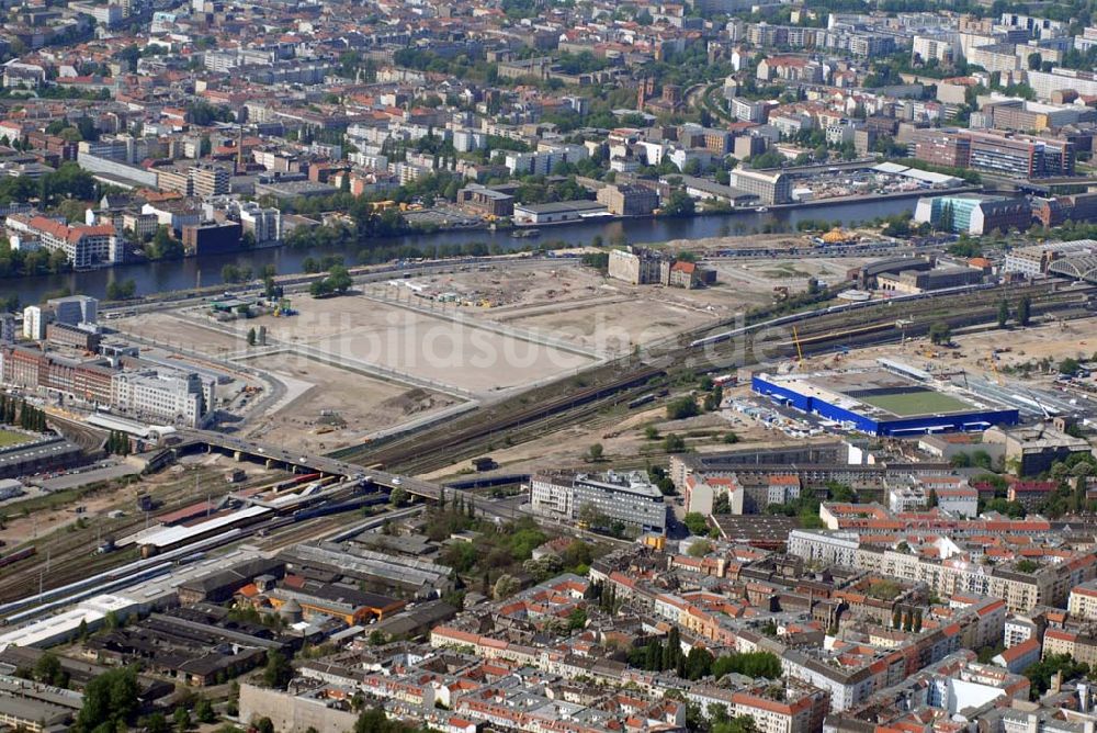 Berlin aus der Vogelperspektive: Blick auf das Areal der Baustelle der amerikanischen Anschutz Entertainment Group (AEG) in Berlin