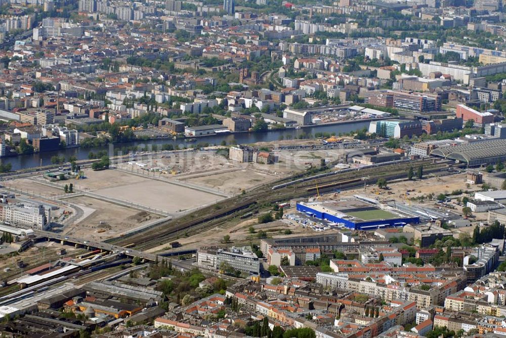 Luftbild Berlin - Blick auf das Areal der Baustelle der amerikanischen Anschutz Entertainment Group (AEG) in Berlin