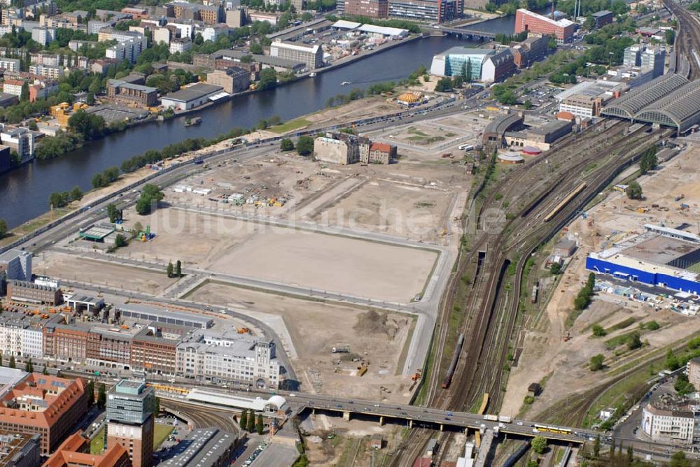 Berlin von oben - Blick auf das Areal der Baustelle der amerikanischen Anschutz Entertainment Group (AEG) in Berlin