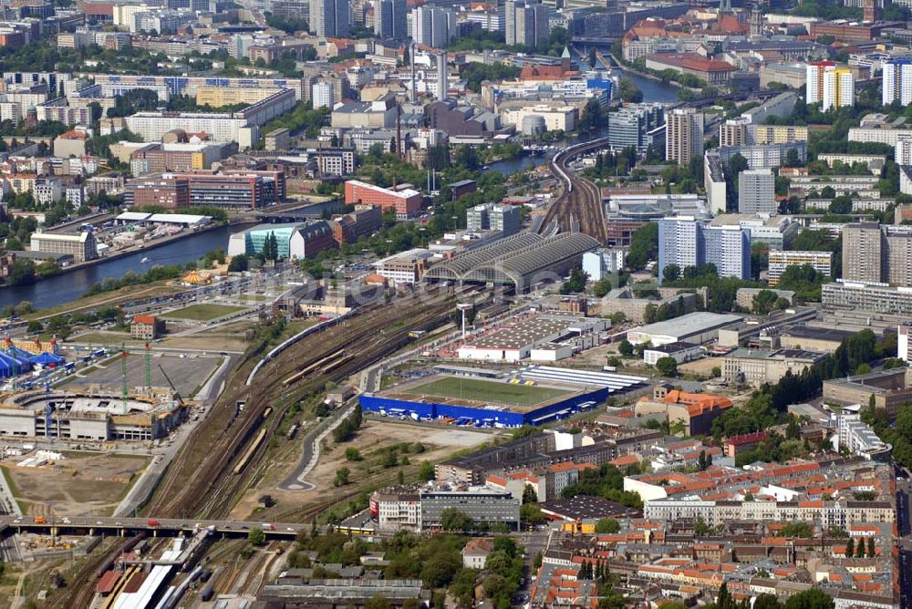 Luftbild Berlin - Blick auf das Areal der Baustelle der amerikanischen Anschutz Entertainment Group (AEG) in Berlin