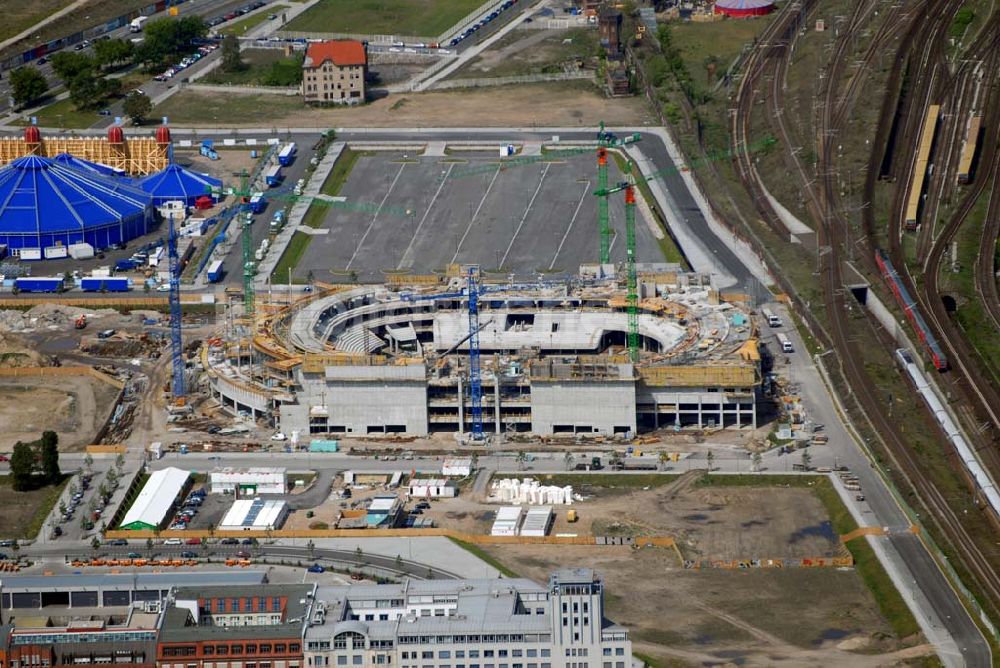 Luftbild Berlin - Blick auf das Areal der Baustelle der amerikanischen Anschutz Entertainment Group (AEG) in Berlin