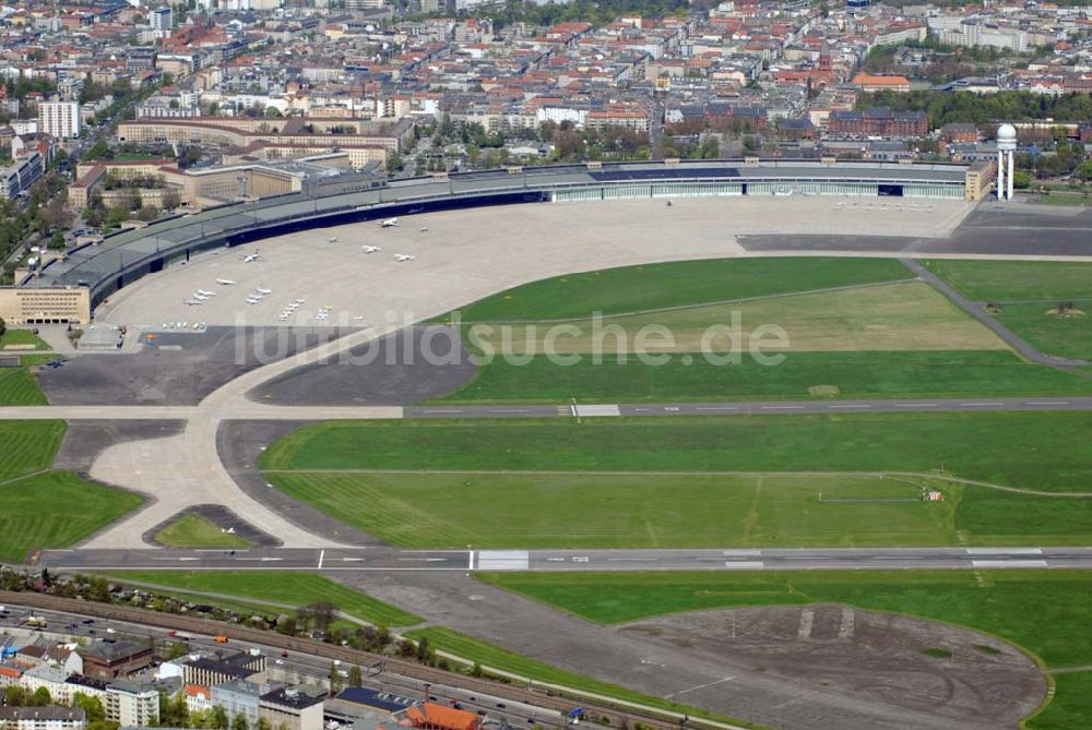 Berlin Tempelhof von oben - Blick auf das Areal des Cityflughafens Berlin Tempelhof