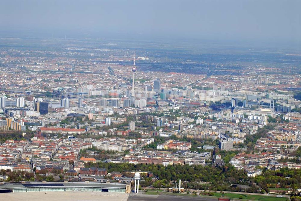 Luftbild Berlin Tempelhof - Blick auf das Areal des Cityflughafens Berlin Tempelhof