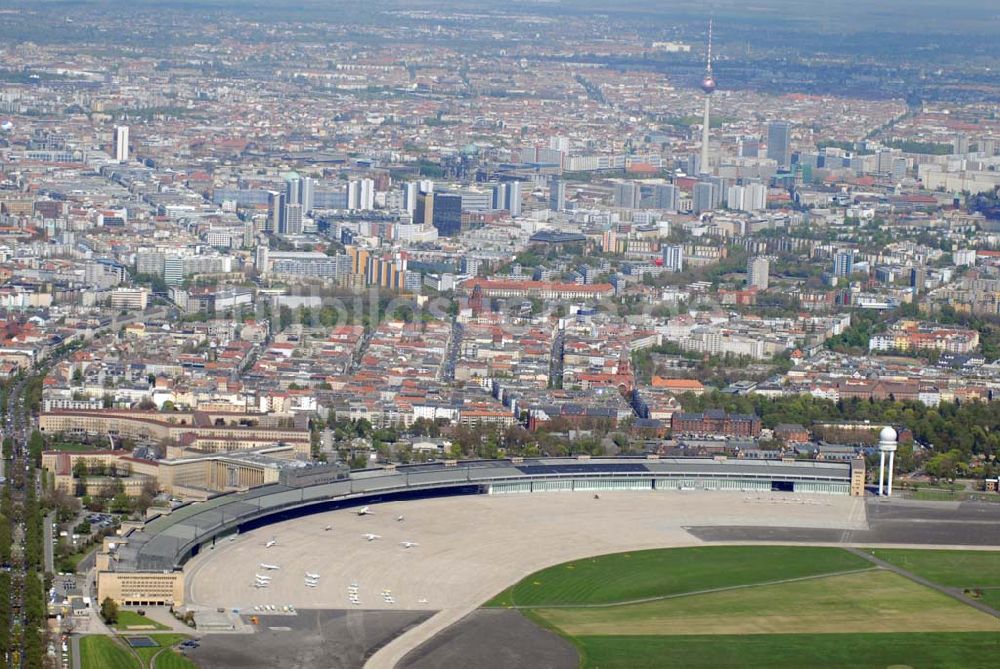 Berlin Tempelhof von oben - Blick auf das Areal des Cityflughafens Berlin Tempelhof